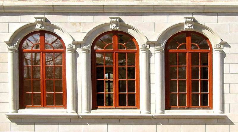 ПВХ окна в коттеджной архитектуре